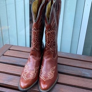 Texas brand women’s western vintage boots. Size 8M, Brown/rust color.